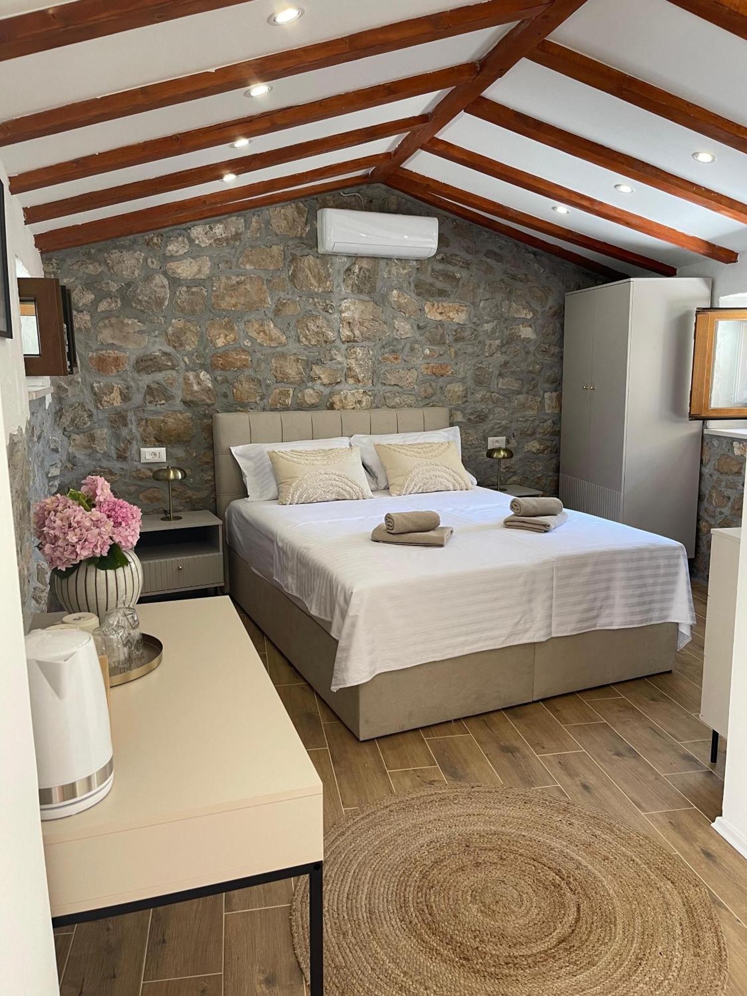 Monte Cristo Wines & Rooms Kuna Pelješka Exteriör bild